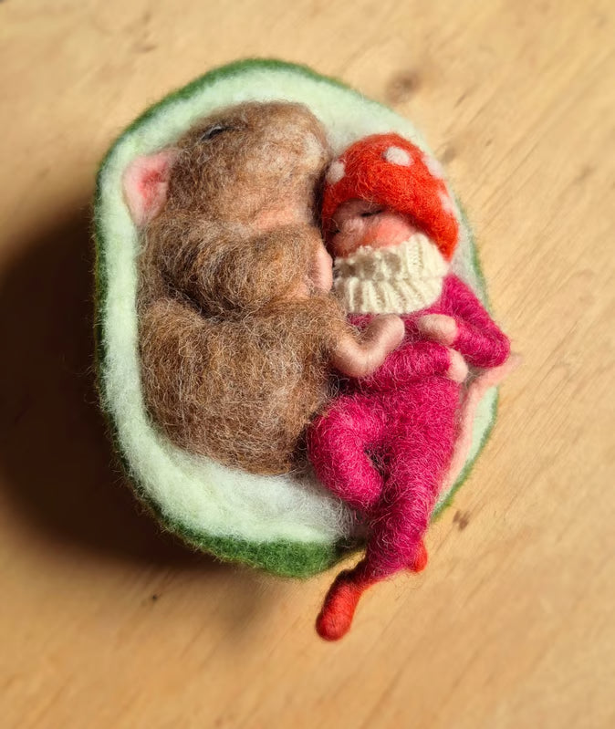 Pilzmädchen mit Maus