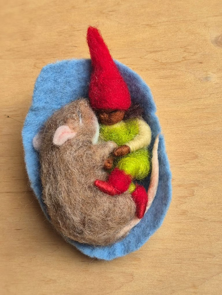 Schlafendes Gnomenmädchen mit Maus in blauem Korb