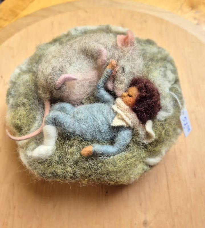Schlafendes Kind mit (lachender) Maus