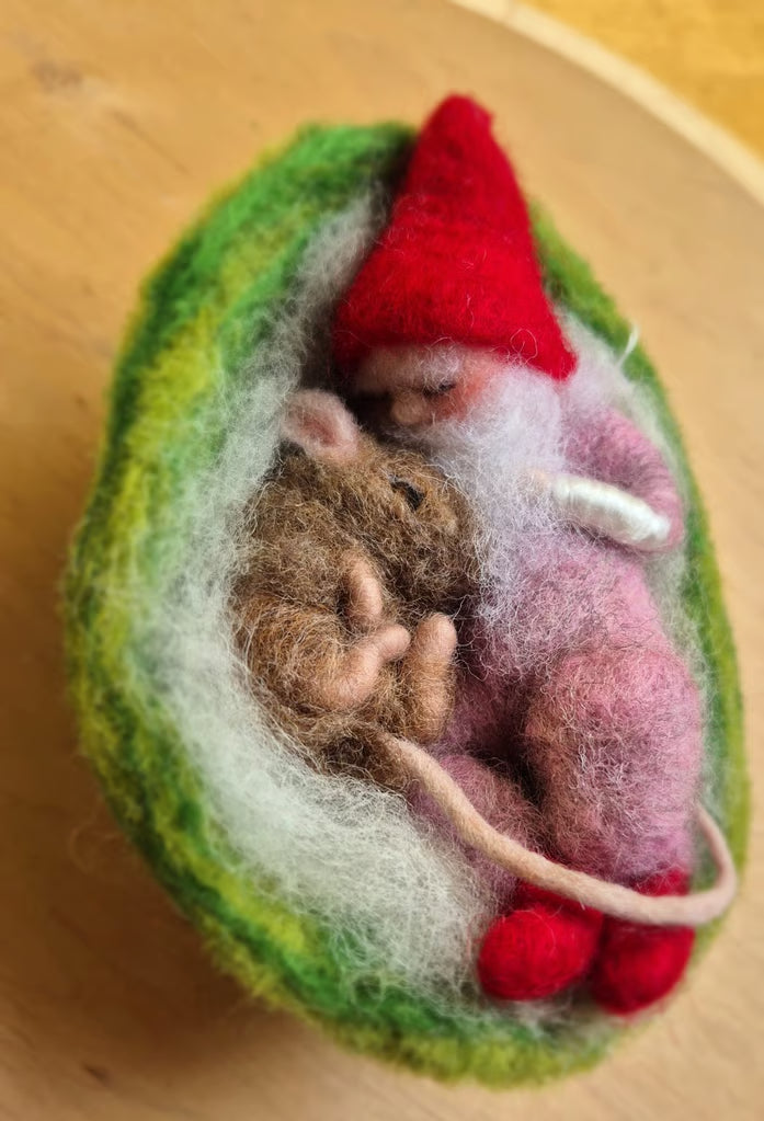 Schlafender Gnom und Maus