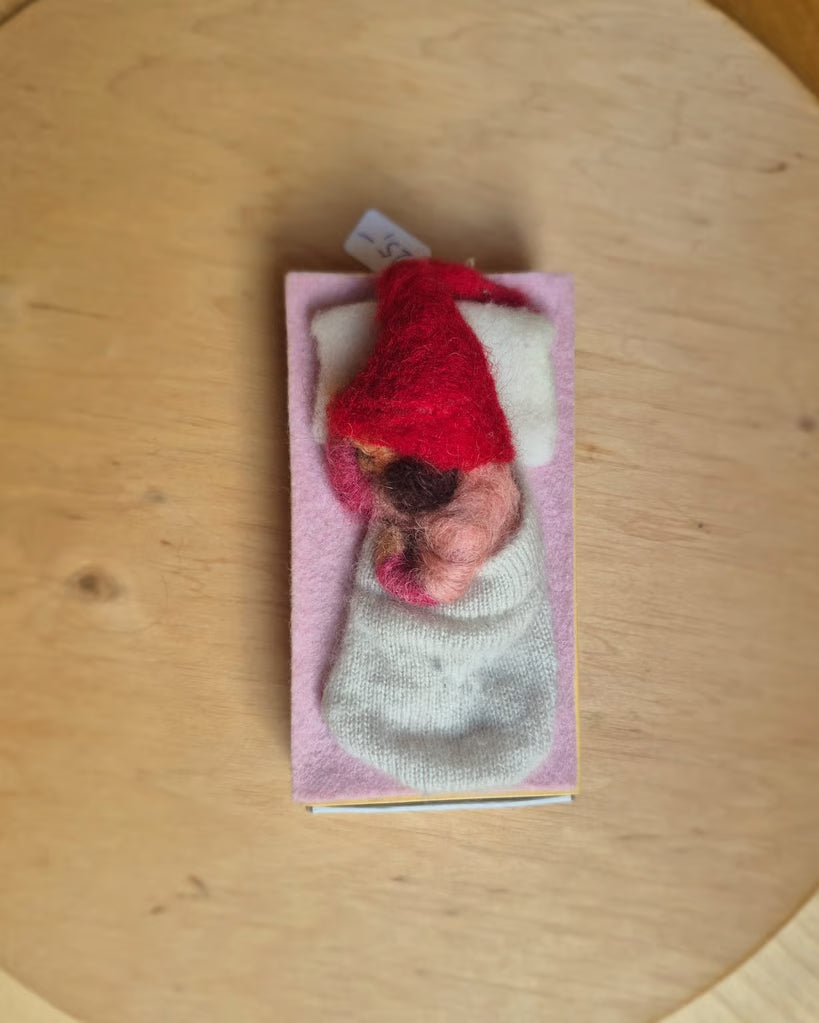 Schlafendes Gnomenmädchen auf einer Streichholzschachtel