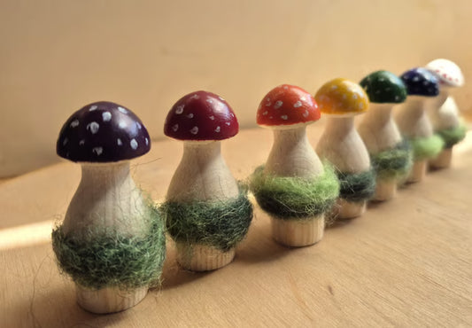 7 paddestoel stekers in de kleuren van de dag