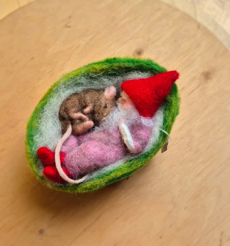 Schlafender Gnom und Maus