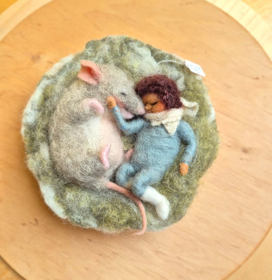 Slapend kindje met (lachend) muisje
